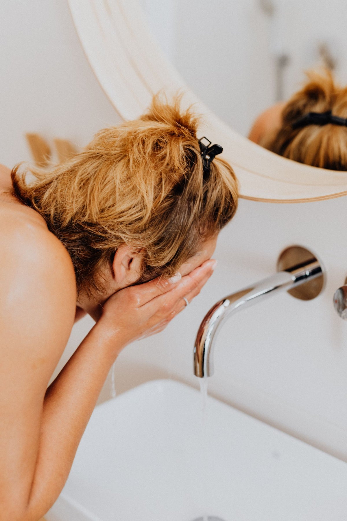 A gentle facial cleansing routine with fresh water