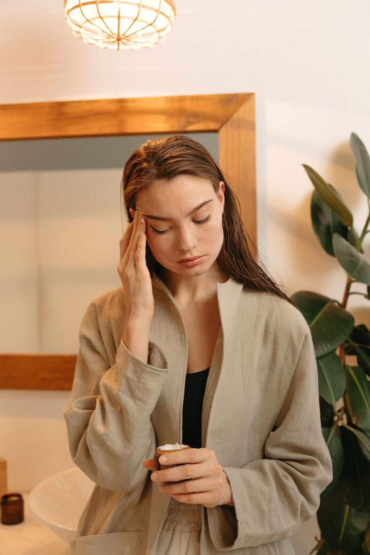A calm moisturizing step in an evening skincare routine